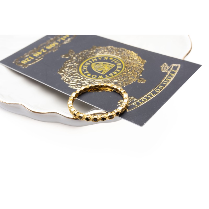Złoty pierścionek eternity z czarnymi kamieniami S3223